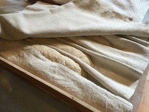 De baguettes tussen de plooien van de doek.